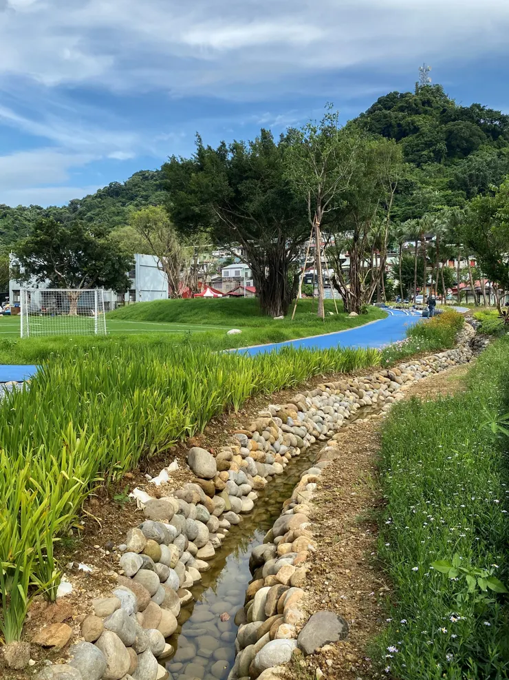 民族國中開放圍牆空間，並於校外羅斯福路四段119巷，重現瑠公圳昔日的水圳意象