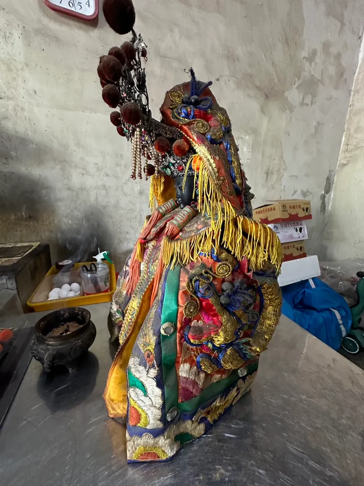 龍益行｜台南佛具店・金紙店・宗教百貨・神主牌雕刻・拜拜用品 專精 神主牌雕刻與祖先牌位製作，提供佛具、金紙、神桌、拜拜用品等完整祭祀用品。 服務包含：擇日安神位、安祖先、神桌安裝、神明換新衣到府服務，並支援 外縣市宅配，讓您安心完成祭祀。