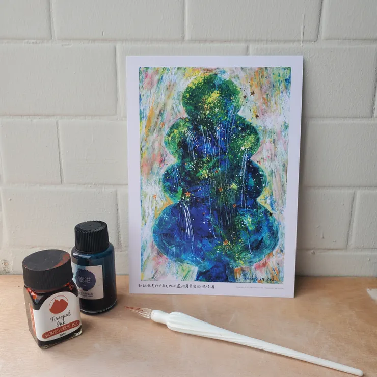 這款靈感來自爸爸,平時有種傳統禮教下威嚴的父親的樣子,但事實上,他也有很多像小孩的行為或嗜好,讓我感覺有的人要演一個堅強的角色,讓自己內在小孩被掩藏了,但這份孩子氣總是會顯露出來。自己都希望自己能做真我,所以也向祝福他人的內外如一,感到自在和快樂。