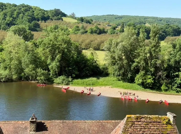 年輕人大概划累了，躺在岸邊休息