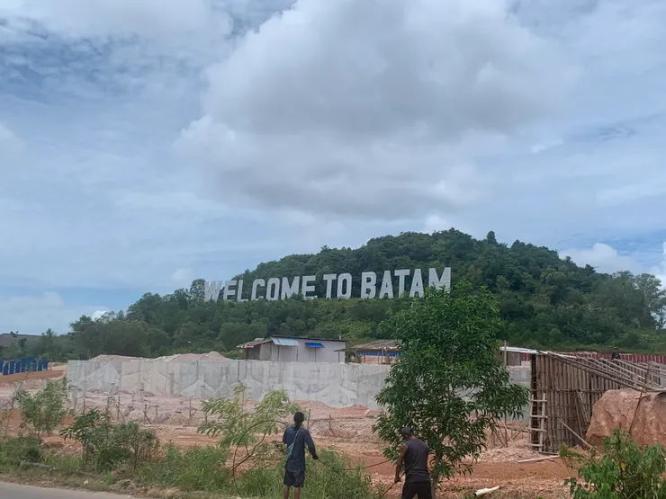 封面：碼頭附近的Welcome To Batam