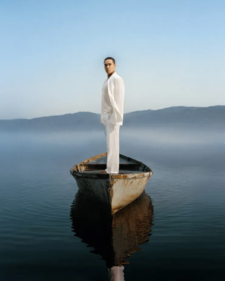 專輯《VOYAGER》收錄優席夫多年間創作的原創歌曲,以及對傳統歌謠的重新詮釋;內容涵蓋離鄉經驗、環境關懷與文化傳承等主題。 (圖/風潮音樂 提供)