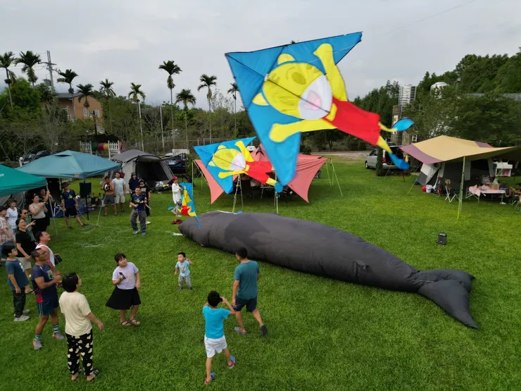 小風箏拉大風箏，照片露友提供。