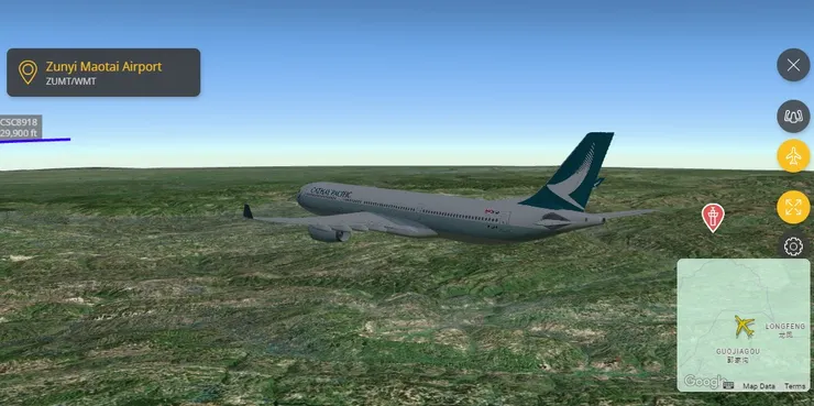 圓瑩愛透過 flightrader24 的3D模式追蹤航機。