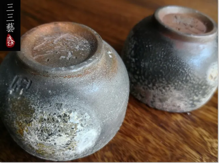 （圖二）迎火面有明顯的落灰結晶，背火面則是深灰的火痕，底部的胎色與款識，則是陶土本身的質地