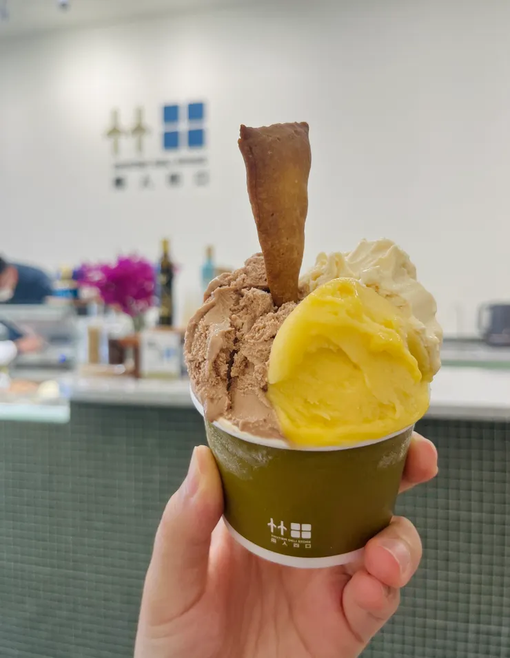 兩人四口義式冰淇淋專賣店,售有特色冰淇淋