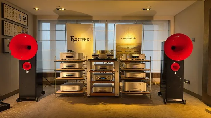 ▲勝旗音響今年重磅展出多套代表頂尖工藝的系統,包含外型搶眼的Avantgarde Acoustic「UNO SD」號角喇叭,以高靈敏度與鮮明動態呈現磅礴氣勢與細膩細節