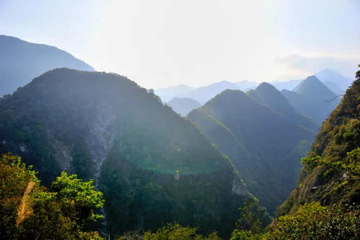 【這裏就很好且暫停散個步 靜觀群峰壯心中若有所悟】