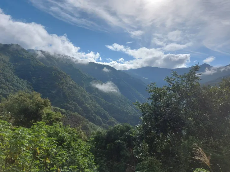 小木屋窗外就可眺望雄偉的雪山山脈