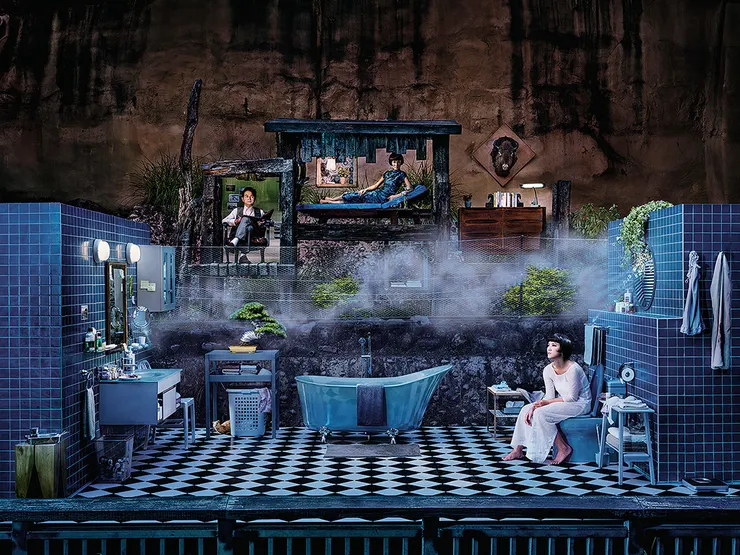 「人的莊園」是周慶輝首度以「編導式攝影」方式創作，系列相片以動物園為場景，園中圍籬象徵現代人被各式規範制約，有如身處牢籠。圖片來源：采泥藝術