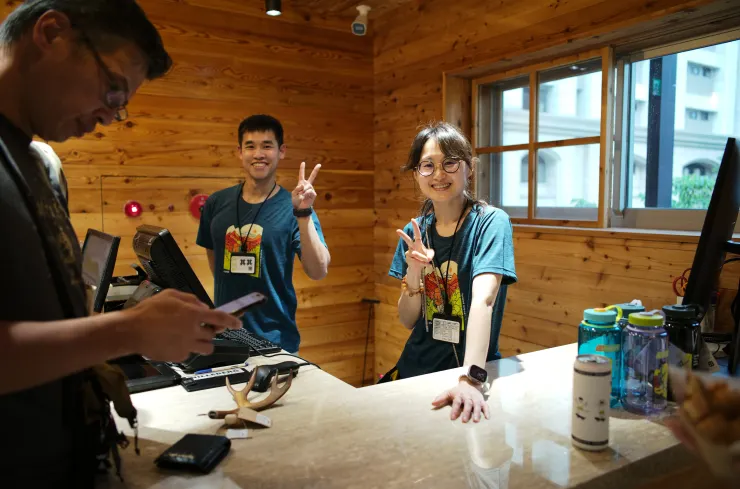 熟悉的店長侑融與同仁其其，感動！