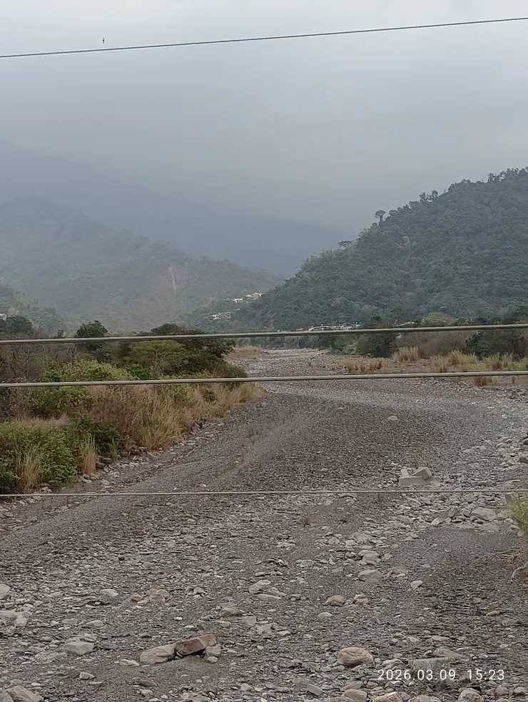 單騎於沿山公路“萬安部落“前見之