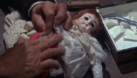 將娃娃身體裡塞入一小袋白色粉末