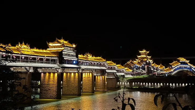 「風雨廊橋」是古鎮地標,被譽為「中國最美風雨橋」,全長超過300公尺,夜晚燈光點亮特別美麗