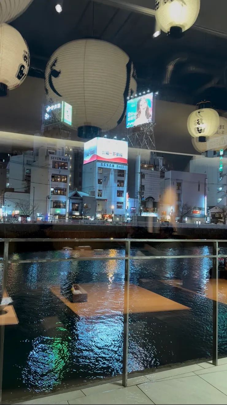 被安排到河邊窗邊的位置