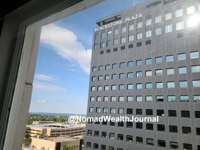 從我們旅館房間的窗戶向外看，就是波克夏總部大樓。波克夏只是這棟大樓的長期租戶之一。位於9樓的波克夏總部，是公司核心管理層（包括巴菲特）與少數總部人員的辦公地點，員工人數相對整個集團規模而言異常精簡。 — 紀程 (J. Journey)