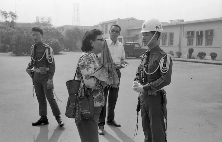 美軍顧問團已撤離，美國在台協會台北辦事處正式開始作業，市民前往查看（1979年4月16日台灣新生報記者拍攝。圖片來源：國家文化記憶庫）
