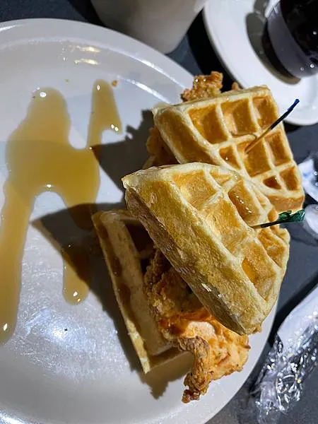 Chicken and waffles 早餐版，鬆餅夾炸雞