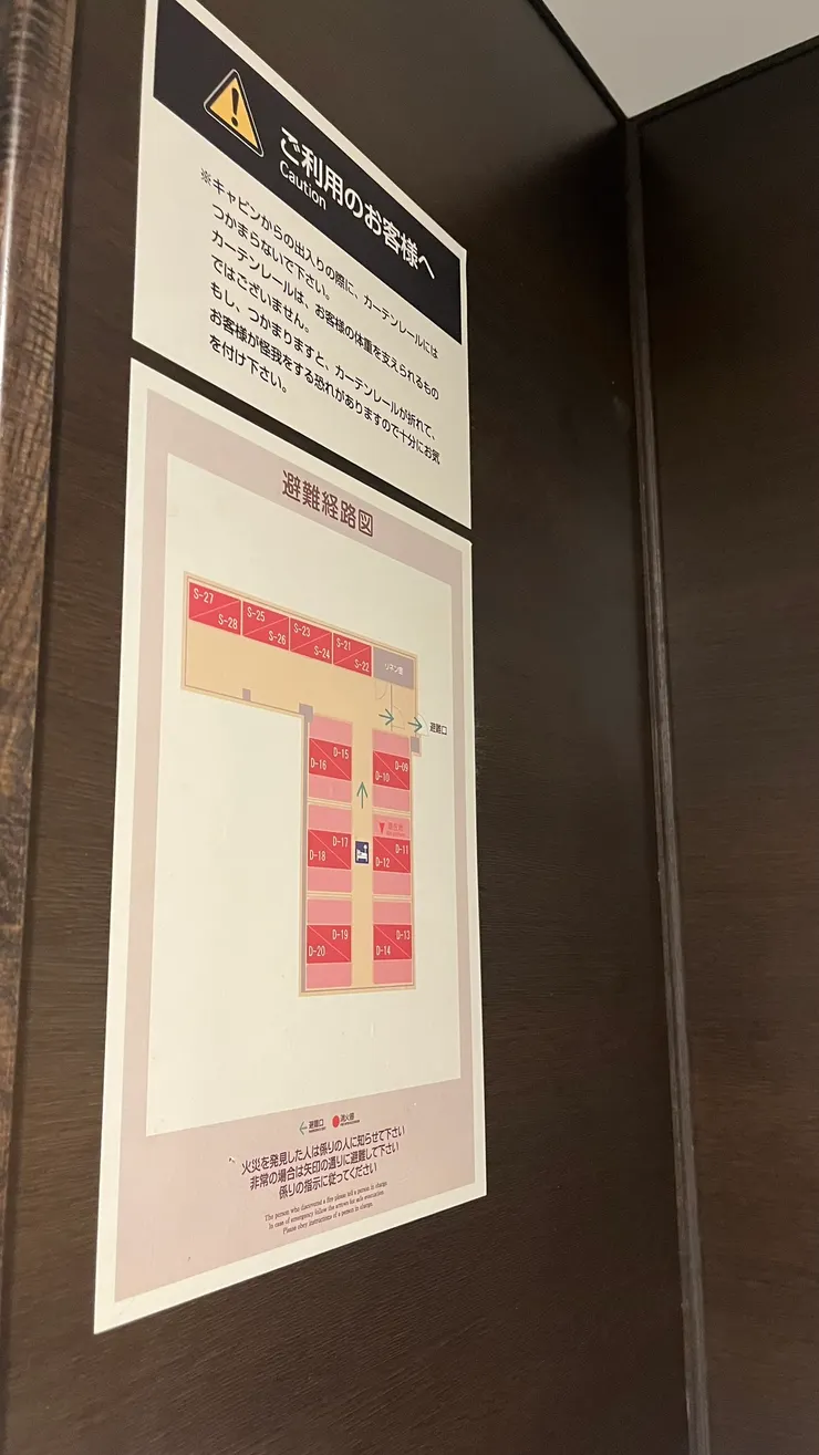 房間呈現L形配置。