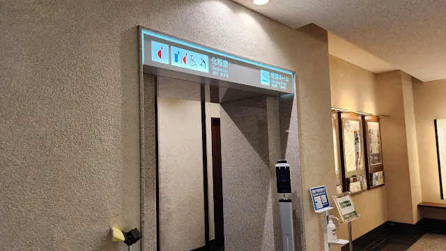 大廳後面就有吸菸室和化妝室