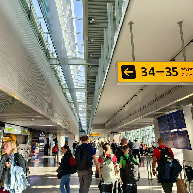 【蕭邦機場表妹偕夫婿來迎相見歡！約16：30降落華沙蕭邦機場，凱瑜和克里斯將在出境大廳接我們。】