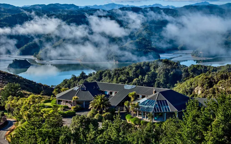 Westhaven Estate，前身為位於紐西蘭塔斯曼 Mangarākau 的高級度假旅館。這座擁有 15 間臥室的莊園俯瞰 Whanganui Inlet。圖片來源：NZ Sotheby's Realty。