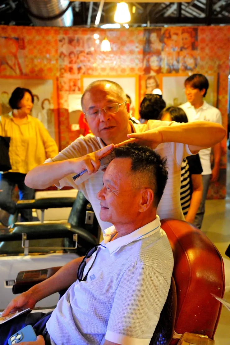 【緬懷眷村的理髮廳!佳源活靈活現地化身當年的理髮師!他服役時曾替阿兵哥理光頭。】