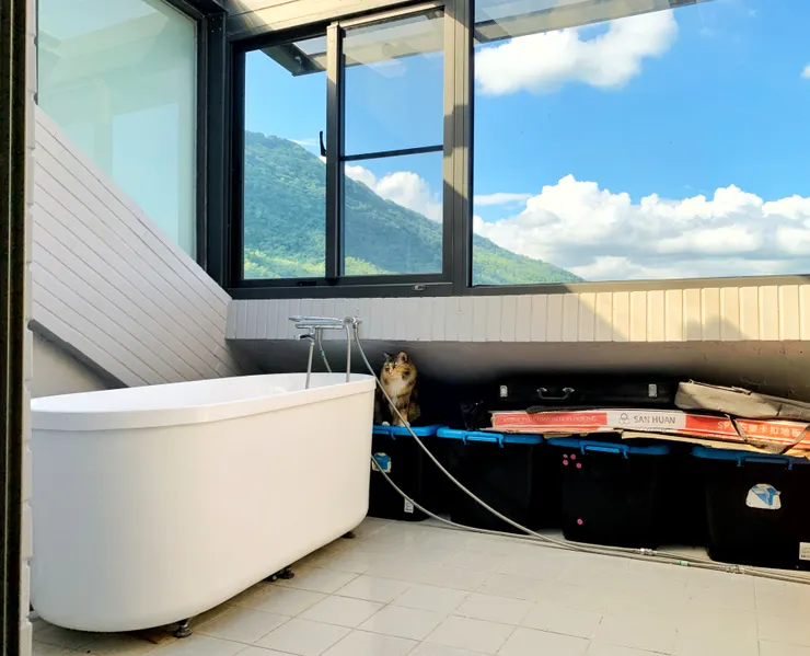 頂樓白天利用充足日照作為曬衣間。喜歡一邊泡澡，一邊思考的瑋琳，找到一只二手質感浴缸，放在頂樓，晚上能獨享整個星空，享受與自己相處的時光。