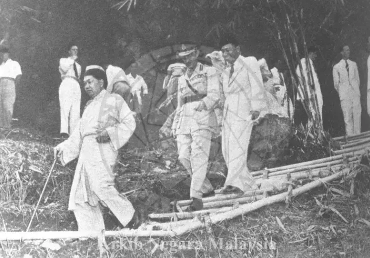 雪州蘇丹希沙慕丁沙陛下和州務大臣奧思曼，陪同鄧普勒出席森林公園開幕儀式。-“ TEMPLER PARK, OFFICIAL OPENING”，19.05.1954，馬來西亞國家檔案局（Arkib Negara Malaysia），檔號：20010029268W。