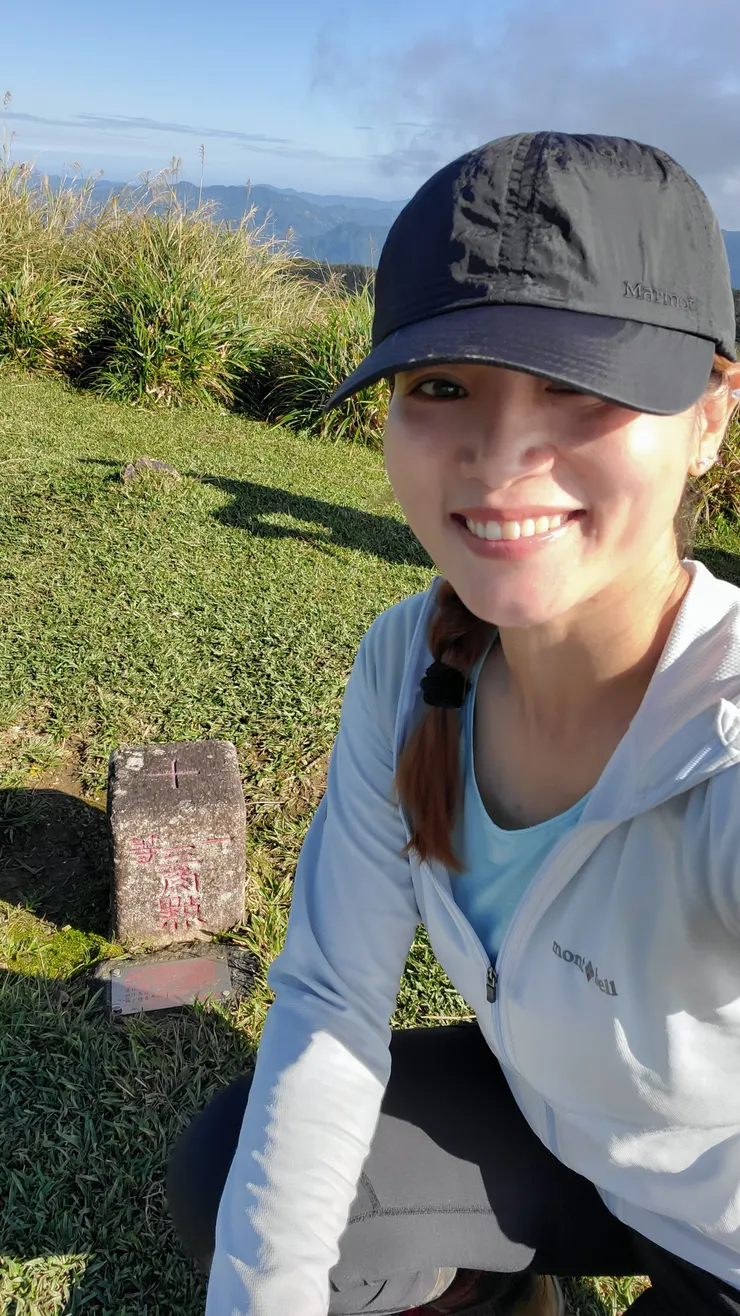 走上烘爐地山有些泥濘，中間要拉繩爬升，褲子和帽子都沾到一些些泥巴！