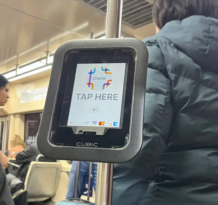 車門旁都有可以感應信用卡/電子錢包的機台