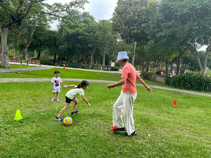 老人與小孩足球賽