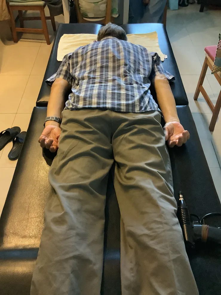 圖一：謝大哥長期調理的結果：背齊腰平腿直