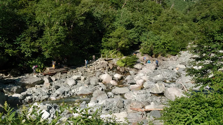 過了溪之後，就開始要上坡了