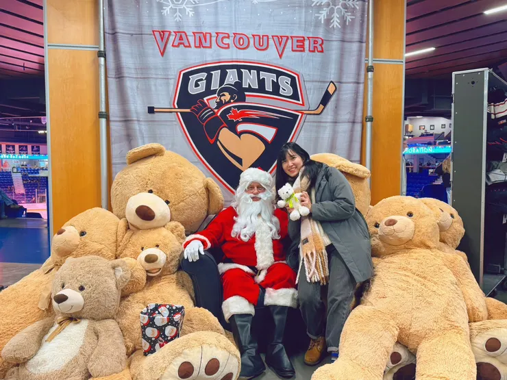 在看冰上曲棍球時和聖誕老人的合照