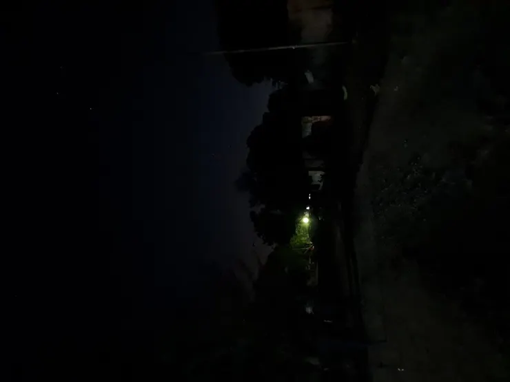 螢幕沒有壞掉，這是當地晚上看出去的世界，沒有光害，多好！
