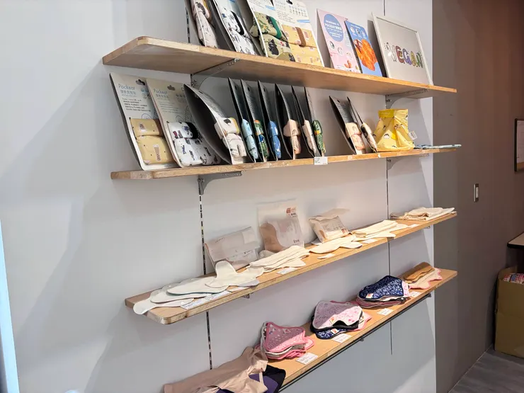 食物袋和布衛生棉專區，布衛生棉的花色和尺寸選擇好多啊