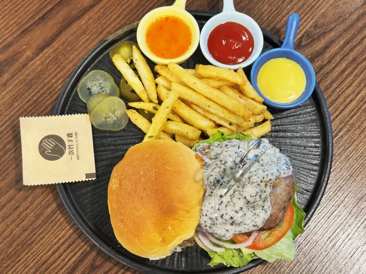 松露野菇牛肉堡，很貼心的還附上手套