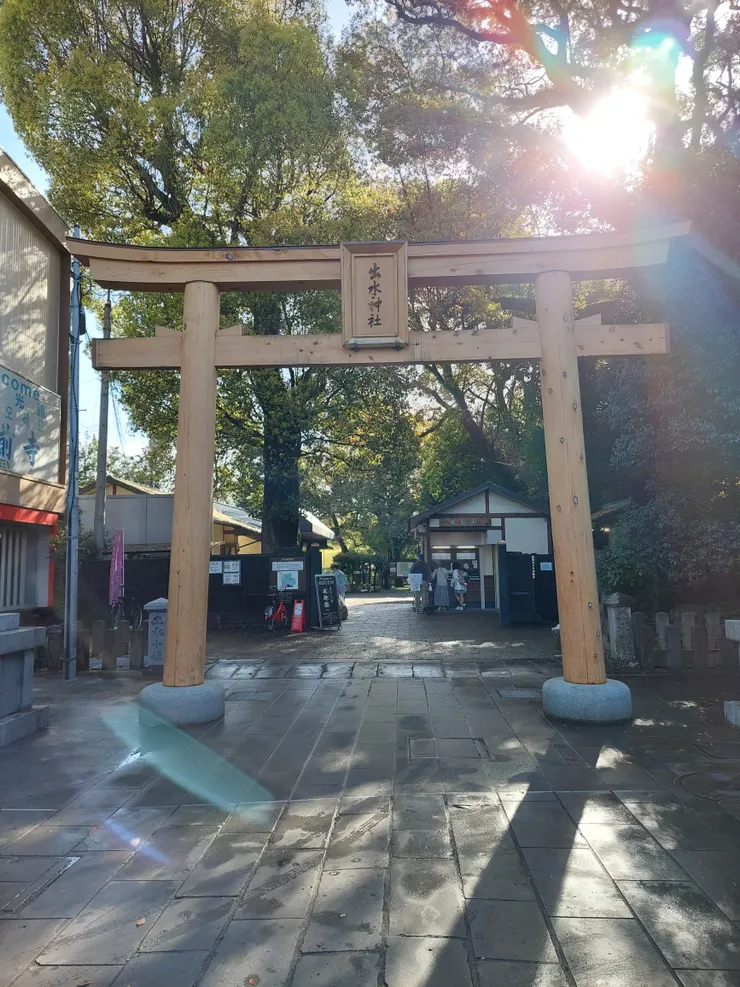 覺得出水神社的木質鳥居蠻好看的