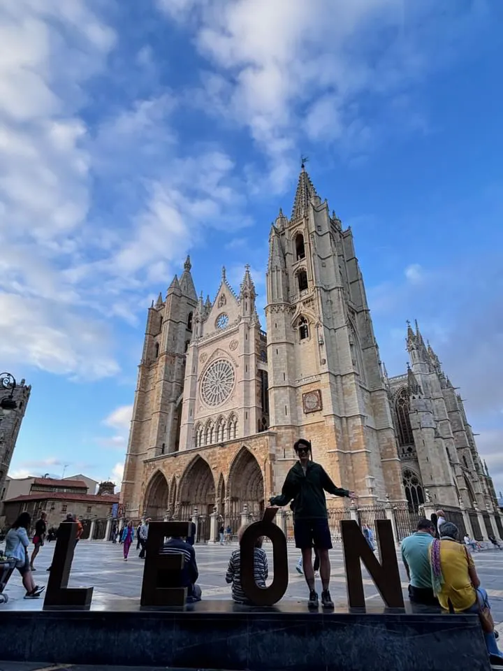漂亮的Leon大教堂，以漂亮的彩繪玻璃聞名。