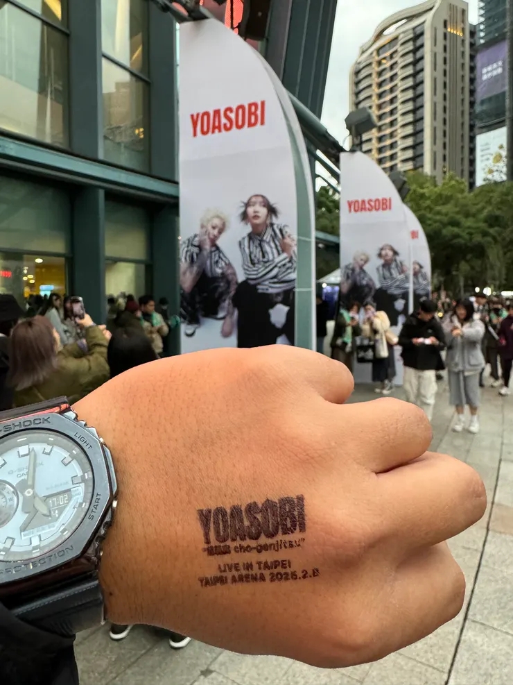 小巨蛋外看板及入場章