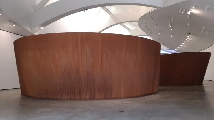 圓弧造型的生銹鋼鐵十分特別