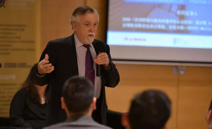 創辦人克勞森博士