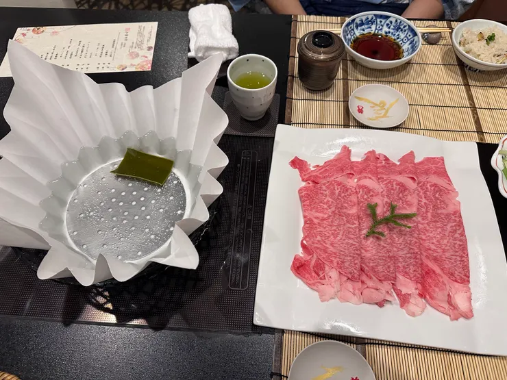 近江年蝦不蝦不，看看這個油花，更重要的是每一片都比臉大