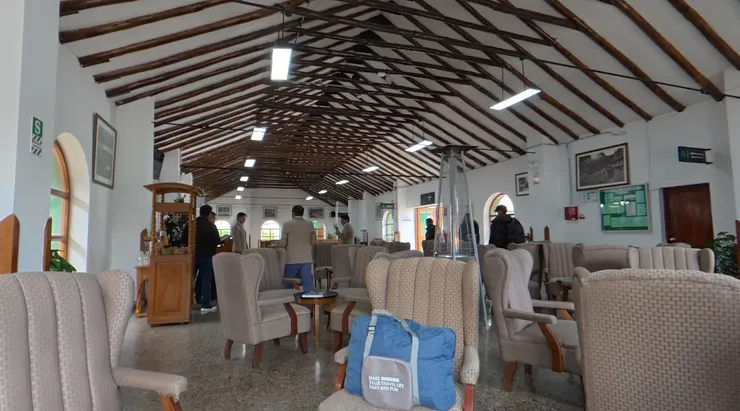 窗明几淨的Poroy車站