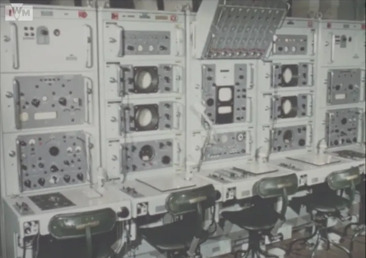 一艘12M型巡防艦的電子戰室機櫃，由左到右分別是667型S波段干擾器機櫃、UA-8電子支援設備機櫃、YAZ信號分析機櫃、UA-9電子支援設備機櫃、667型X波段干擾器機櫃。