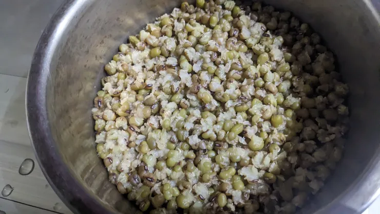 第一次跳開關，綠都皮已經開很開了，外鍋半杯水跟內鍋加滿水跟糖下去在跳一次開關，應該就能享用了