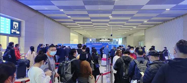 3+11第一天的盬城高鐵站出口防疫自拍