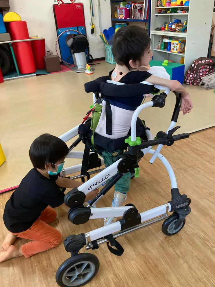 每一個孩子都要好好長大。弟弟陪哥哥練習。