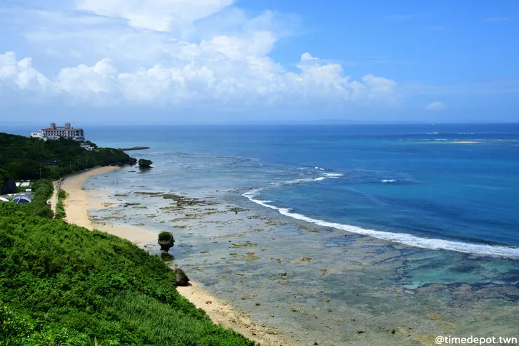 在知念半島的海岸線，兩個對工作感到迷惘的女孩故事由此展開